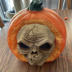 HALLOWEEN TALKING SKELETON HEAD PUMPKIN